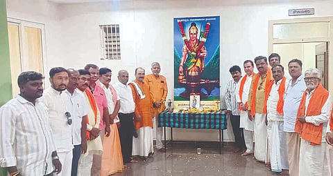 ಗಂಗಾವತಿಯ ಹಿರೇಜಂತಕಲ್ ಶ್ರೀ ಪ್ರಸನ್ನ ಪಂಪಾವಿರೂಪಾಕ್ಷೇಶ್ವರ ದೇವಾಲಯದ ಆವರಣದಲ್ಲಿ ಹಮ್ಮಿಕೊಂಡಿದ್ದ ಹಿಂದೂ ಸಮಾಜೋತ್ಸವ ಕಾರ್ಯಕ್ರಮವನ್ನು ಭಾರತ ಮಾತೆಗೆ ಪೂಜೆ ಸಲ್ಲಿಸುವ ಮೂಲಕ ಉದ್ಘಾಟಿಸಲಾಯಿತು. ಹೆಬ್ಬಾಳ ಬೃಹನ್ಮಠದ ನಾಗಭೂಷಣ ಶಿವಾಚಾರ್ಯರು, ಅರೆಸ್ಸೆಸ್ ಬಳ್ಳಾರಿ ವಿಭಾಗದ ವ್ಯವಸ್ಥ ಪ್ರಮುಖ ಎ.ನಾಗರಾಜ್, ನಗರ ಸಂಯೋಜಕ ಡಾ.ಕೆ.ಅಮರೇಶ ಪಾಟೀಲ್ ಇತರರಿದ್ದರು.