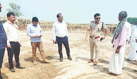 ಪರವಾನಗಿ ಪಡೆಯದೇ ಮರಮ್ ಅಕ್ರಮವಾಗಿ ಸಾಗಿಸಿದ ಪ್ರಕರಣಕ್ಕೆ ಸಂಬಂಧಿಸಿದಂತೆ ಗಂಗಾವತಿ ತಾಲೂಕಿನ ಹಣವಾಳಗೆ ಎಸಿ ಕ್ಯಾ.ಮಹೇಶ ಮಾಲಗಿತ್ತಿ ನೇತೃತ್ವದ ತಾಲೂಕಾಡಳಿತ ಅಧಿಕಾರಿಗಳ ತಂಡ ಶನಿವಾರ ಭೇಟಿ ನೀಡಿ ಪರಿಶೀಲಿಸಿತು. ಪ್ರಭಾರ ತಹಸೀಲ್ದಾರ್ ವಿಶ್ವನಾಥ ಮುರಡಿ, ಡಿವೈಎಸ್ಪಿ ಜೆ.ಎಸ್.ನ್ಯಾಮಗೌಡರ್ ಇತರರಿದ್ದರು.