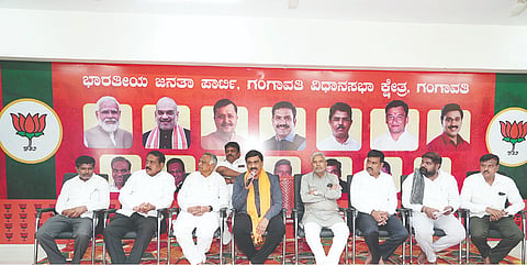 ಗಂಗಾವತಿಯಲ್ಲಿ ಅಭಿವೃದ್ಧಿ ಕಾಮಗಾರಿ ಕುರಿತು ಹಮ್ಮಿಕೊಂಡಿದ್ದ ಪೂರ್ವಭಾವಿ ಸಭೆಯಲ್ಲಿ ಶಾಸಕ ಗಾಲಿ ಜನಾರ್ದನರೆಡ್ಡಿ ಶುಕ್ರವಾರ ಮಾತನಾಡಿದರು. ಮಾಜಿ ಸಂಸದ ಎಸ್.ಶಿವರಾಮನಗೌಡ, ಕಾಡಾ ಮಾಜಿ ಅಧ್ಯಕ್ಷ ಬಿ.ಎಚ್.ಎಂ. ತಿಪ್ಪೇರುದ್ರಸ್ವಾಮಿ, ಎಚ್.ಎಸ್. ಗಿರೇಗೌಡ, ಬಿಜೆಪಿ ಜಿಲ್ಲಾ ಮಾಜಿ ಅಧ್ಯಕ್ಷ ಸಿಂಗನಾಳ ವಿರೂಪಾಕ್ಷಪ್ಪ ಇತರರಿದ್ದರು.