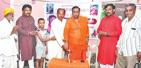 ಕೆಂಭಾವಿ ಹಿರೇಮಠ ಸಂಸ್ಥಾನದಲ್ಲಿ ಸೋಮವಾರ ಗುರು ಕಾಂತೇಶ್ವರ ಜನ ಕಲ್ಯಾಣ ಸೇವಾ ಪ್ರತಿಷ್ಠಾನದಿಂದ ಹಮ್ಮಿಕೊಂಡ ಮಾಸಿಕ ಶಿವಾನುಭವಗೋಷ್ಠಿಯನ್ನು ಪುರಾಣಿಕ ರಮೇಶ ಶಾಸಿ ಉದ್ಘಾಟಿಸಿದರು. ಶ್ರೀ ಚನ್ನಬಸವ ಶಿವಾಚಾರ್ಯರು, ಯಮುನೇಶ ಯಾಳಗಿ, ಶರಣಕುಮಾರ ಯಾಳಗಿ, ಡಾ.ಯಂಕನಗೌಡ ಇದ್ದರು.