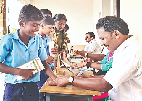 ಗೌಡಗೇರಿ ಗ್ರಾಮದ ಪಿಎಂಶ್ರೀ ಉನ್ನತಿಕರಿಸಿದ ಸರ್ಕಾರಿ ಪ್ರೌಢಶಾಲೆಯಲ್ಲಿ ಬುಧವಾರ ಆಯೋಜಿಸಿದ್ದ ಶಾಲಾ ಸಂಸತ್​ ಚುನಾವಣೆಯಲ್ಲಿ ವಿದ್ಯಾರ್ಥಿಗಳು ಸಾಲಾಗಿ ನಿಂತು ಮತದಾನ ಮಾಡಿದರು.