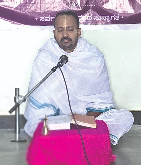 ಕೆಂಭಾವಿ ಪಟ್ಟಣದ ಉತ್ತರಾದಿ ಮಠದಲ್ಲಿ ಶನಿವಾರ ಶ್ರೀ ಸತ್ಯಾತ್ಮತೀರ್ಥರ ಆದೇಶದ ಅನುಸಾರ ವಿಶ್ವಮಧ್ವ ಮಹಾರಿಷತ್ ಘಟಕ ಲೋಕ ಕಲ್ಯಾಣಾರ್ಥವಾಗಿ ದೇಶದೆಲ್ಲೆಡೆ ಹಮ್ಮಿಕೊಂಡಿರುವ ವಾಲ್ಮೀಕಿ ರಾಮಾಯಣದ ಸಂವತ್ಸರ ಜ್ಞಾನಸತ್ರ ಕಾರ್ಯಕ್ರಮದಲ್ಲಿ ಪಂ. ಪ್ರಭಂಜನಾಚಾರ್ಯ ಇಂದರಗಿ ಪ್ರವಚನ ನೀಡಿದರು.
