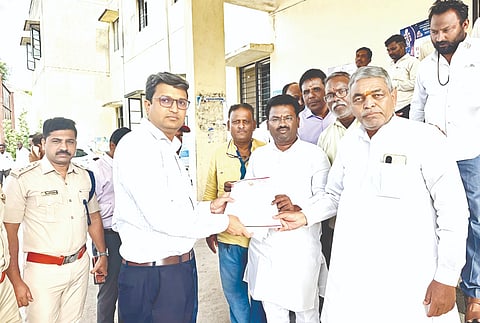 ಸುರಪುರ ತಾಲೂಕು ಬರಪೀಡಿತ ಘೋಷಣೆ ಮಾಡಬೇಕೆಂದು ಆಗ್ರಹಿಸಿ ಜಿಲ್ಲಾ ಬಿಜೆಪಿ ನಿಕಟಪೂರ್ವ ಅಧ್ಯಕ್ಷ ಅಮೀನರೆಡ್ಡಿ ಯಾಳಗಿ ನೇತೃತ್ವದ ನಿಯೋಗ ಜಿಲ್ಲಾಽಕಾರಿಗೆ ಮನವಿಪತ್ರ ಸಲ್ಲಿಸಿತು. ಜಿಲ್ಲಾಧ್ಯಕ್ಷÀ ಬಸವರಾಜಪ್ಪಗೌಡ ವಿಭೂತಿಹಳ್ಳಿ, ದೇವಿಂದ್ರಪ್ಪ ಕೊನೇರ, ತಿರುಪತಿ ಹತ್ತಿಕಟಗಿ ಇತರರಿದ್ದರು.
