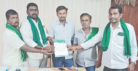 ಕೃಷಿ ಪತ್ತಿನ ಸಹಕಾರ ಸಂಕ್ಕೆ ಕಾರ್ಯನಿರ್ವಹಿಸಲು ಏವೂರ ಗ್ರಾಮದ ಕೃಷಿ ಮಾರುಕಟ್ಟೆ ಆವರಣದಲ್ಲಿ ಸ್ಥಳಾವಕಾಶ ನೀಡುವಂತೆ ಕರ್ನಾಟಕ ರಾಜ್ಯ ರೈತ ಸಂ ಹಾಗೂ ರೈತ ಸೇನೆ ತಾಲೂಕು ಎಪಿಎಂಸಿ ಕಾರ್ಯದರ್ಶಿಗೆ ಮನವಿ ಸಲ್ಲಿಸಿತು. ದೇವಿಂದ್ರಪ್ಪ ದೊರೆ, ಹುಲಗೆಪ್ಪ ಹವಲ್ದಾರ, ಶಿವಶಂಕರರೆಡ್ಡಿ, ಶರಣಪ್ಪ ಪೂಜಾರಿ ಇತರರಿದ್ದರು.