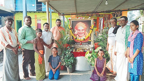 ಕುರುಗೋಡು ತಾಲೂಕಿನ ಎಚ್.ವೀರಾಪುರ ಗ್ರಾಮದ ಜ್ಞಾನಜ್ಯೋತಿ ಜಡೇಶ ಶಿವಲಿಂಗ ಮಂದಿರದಲ್ಲಿ ಸಿದ್ಧಗಂಗಾ ಮಠದ ಡಾ.ಶಿವಕುಮಾರ ಸ್ವಾಮೀಜಿ ಜಯಂತಿ ಆಚರಿಸಲಾಯಿತು.