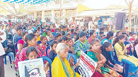  ಸರ್ಕಾರಿ ಶಾಲೆಗಳನ್ನು ಉಳಿಸುವಂತೆ ಆಗ್ರಹಿಸಿ ನಗರದಲ್ಲಿ ಪಾಲಕರು, ಮಕ್ಕಳು ಸಮಾವೇಶದಲ್ಲಿ ಭಾಗವಹಿಸಿರುವ ದೃಶ್ಯ.