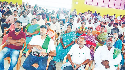 ಪಾಂಡವಪುರ ಪಟ್ಟಣದ ಟಿಎಪಿಸಿಎಂಎಸ್ ರೈತ ಸಭಾಂಗಣದಲ್ಲಿ ಸಹಕಾರ ಸಂಘಗಳ ಸಿಇಒಗಳಿಗಾಗಿ ಆಯೋಜಿಸಿದ್ದ ತರಬೇತಿ ಕಾರ್ಯಾಗಾರದಲ್ಲಿ ಶಾಸಕ ದರ್ಶನ್ ಪುಟ್ಟಣ್ಣಯ್ಯ  ಮಾತನಾಡಿದರು. ರಣಜಿತ್, ನಾಗಭೂಷಣ್ ಇತರರು ಇದ್ದರು.