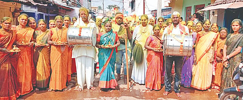ಉಪ್ಪಿನಬೆಟಗೇರಿ ಹೊಸಪೇಟಿ ಓಣಿಯಲ್ಲಿರುವ ಶ್ರೀ ರೇಣುಕಾ ಯಲ್ಲಮ್ಮ ದೇವಿಯ ಜಾತ್ರೆ ಅಂಗವಾಗಿ ಭಾನುವಾರ ರೇಣುಕಾ ಯಲ್ಲಮ್ಮ ದೇವಿಯ ಪಲ್ಲಕ್ಕಿ ಉತ್ಸವ ಉಪ್ಪಿನಬೆಟಗೇರಿ ಹಾಗೂ ಹನುಮನಕೊಪ್ಪ ಗ್ರಾಮಗಳಲ್ಲಿ ವಿಜೃಂಭಣೆಯಿಂದ ಜರುಗಿತು.