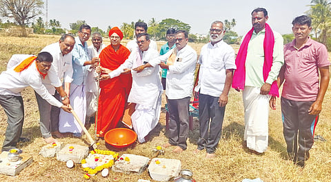 ಯಾದಗಿರಿ ತಾಲೂಕಿನ ಹತ್ತಿಕುಣಿಯಲ್ಲಿ ಶುಕ್ರವಾರ ಕರುಣೇಶ್ವರ ಜನಕಲ್ಯಾಣ ಟ್ರಸ್ಟ್​ನ ಕೆಂಚಬಸವೇಶ್ವರ ಶಾಖಾಮಠದ ಕಾಮಗಾರಿಗೆ ಪ್ರಾಥಮಿಕ ಕೃಷಿ ಪತ್ತಿನ ಸಹಕಾರ ಸಂದ ಅಧ್ಯ ಶರಣಪ್ಪಗೌಡ ಮಾಲಿ ಪಾಟೀಲ್​ ಭೂಮಿ ಪೂಜೆ ನೆರವೇರಿಸಿದರು. ಶ್ರೀ ಕರುಣೇಶ್ವರ ಸ್ವಾಮೀಜಿ, ಸಿದ್ದಲಿಂಗರಡ್ಡಿ ಮಾಲಿ ಪಾಟೀಲ್​, ಶರಣಪ್ಪ ಸೋಮಣ್ಣೋರ, ಭರಮರಡ್ಡಿ ಹೊಸಳ್ಳಿ, ವೈಜನಾಥರಡ್ಡಿ ಪಾಟೀಲ್​ ಇತರರಿದ್ದರು.