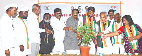 ಯಾದಗಿರಿಯಲ್ಲಿ ಶನಿವಾರ ನಡೆದ ಬ್ಲಾಕ್ ಕಾಂಗ್ರೆಸ್ ಪಕ್ಷದ ಸಭೆಯನ್ನು ಎಐಸಿಸಿ ಕಾರ್ಯದರ್ಶಿ ಜಟ್ಟಿ ಕುಸನಕುಮಾರ ಉದ್ಘಾಟಿಸಿದರು.ಶಾಸಕ ಚನ್ನಾರೆಡ್ಡಿ ಪಾಟೀಲ್, ಜಿಲ್ಲಾಧ್ಯಕ್ಷ ಬಸರೆಡ್ಡಿ ಅನಪುರ ಸೇರಿದಂತೆಯೇ ಇತರರಿದ್ದರು.