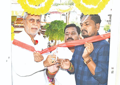 ಯಾದಗಿರಿ ನಗರದ ವಾರ್ಡ್​&7ರಲ್ಲಿ ನಿರ್ಮಾಣಗೊಂಡ ಮಹಿಳಾ ಶೌಚಗೃಹ ಕಟ್ಟಡವನ್ನು ಶಾಸಕ ಚನ್ನಾರಡ್ಡಿ ಪಾಟೀಲ್​ ತುನ್ನೂರ ಶುಕ್ರವಾರ ಉದ್ಘಾಟಿಸಿದರು. ಪೌರಾಯುಕ್ತ ಉಮೇಶ ಚವ್ಹಾಣ್​ ಇತರರಿದ್ದರು.