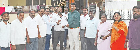 ಯಾದಗಿರಿಯ ಬಸವೇಶ್ವರ ನಗರದಲ್ಲಿ ಜೆಸ್ಕಾಂ ಇಇ ರಾವೇಂದ್ರ ನೇತೃತ್ವದಲ್ಲಿ ಮನೆ, ಮನೆಗೆ ತೆರಳಿ ಗೃಹ ಜ್ಯೋತಿ ಯೋಜನೆಯ ಫಲಾನುಭವಿಗಳ ದಾಖಲೆ ಪರಿಶೀಲಿಸಲಾಯಿತು. ಜೆಸ್ಕಾಂ ಎಇಇ ಮಾರ್ಕಂಡೇಶ್ವರ ಮತ್ತು ಅಧಿಕಾರಿಗಳಾದ ಜೆ.ಟಿ.ರಾಠೋಡ್​, ಸಂಜೀವಕುಮಾರ, ಸುರೇಖಾ ಕಟ್ಟಿಮನಿ, ಶ್ವೇತಾ ದಾಸನಕೆರಿ, ದೇವೇಂದ್ರಪ್ಪ, ಮೊಹನ್​, ಆನಂದ ಇತರರಿದ್ದರು.