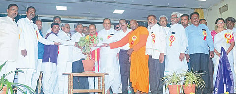 ಶಹಾಪುರ ತಾಲೂಕಿನ ಭೀಮರಾಯನಗುಡಿ ಕೃಷಿ ಮಹಾ ವಿದ್ಯಾಲಯದಲ್ಲಿ ಭಾನುವಾರ ಬುದ್ದ, ಬಸವ, ಅಂಬೇಡ್ಕರ್​ ಜಯಂತಿ ನಿಮಿತ್ತ ಹಮ್ಮಿಕೊಂಡ ವಿಭಾಗ ಮಟ್ಟದ ಕವಿಗೋಷ್ಠಿ ಕಾರ್ಯಕ್ರಮವನ್ನು ಮದ್ಯಪಾನ ಸಂಯಮ ಮಂಡಳಿ ಅಧ್ಯಕ್ಷ ಶರಣಪ್ಪ ಸಲಾದಪುರ ಉದ್ಘಾಟಿಸಿದರು. ಅಮರೇಶ ಯತಗಲ್​,  ಸಾಹಿತಿ ಸಿದ್ರಾಮ ಹೊನ್ಕಲ್​, ಶರಣು ಗದ್ದುಗೆ, ರವೀಂದ್ರ ಹೊಸಮನಿ,ಅಂಬ್ಲಯ್ಯ ಸೈದಾಪುರ, ಅಯ್ಯಣ್ಣ ಕನ್ಯಕೊಳ್ಳುರ, ಆರ್​.ಚೆನ್ನಬಸ್ಸು ವನದುರ್ಗ, ಗಿರಿಯಪ್ಪಗೌಡ ಬಾಣತಿಹಾಳ,ಚೆನ್ನಪ್ಪ ಆನೇಗುಂದಿ, ಪ್ರಕಾಶ ದೊರೆ, ಸಿದ್ದಪ್ಪ ಹೊಟ್ಟಿ ಇತರರಿದ್ದರು.