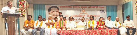 ಯಾದಗಿರಿಯಲ್ಲಿ ಸೋಮವಾರ ನಡೆದ ಪಂ.ದೀನದಯಾಳ್​ ಉಪಾಧ್ಯಾಯ ಪ್ರಶಿಣ ಮಹಾಭಿಯಾನದ ಸಮಾರೋಪದಲ್ಲಿ ಮಾಜಿ ಎಂಎಲ್​ಸಿ ಅಮರನಾಥ ಪಾಟೀಲ್​ ಮಾತನಾಡಿದರು. ಕರಣಾಕರ ಖಾಸಲೆ, ವೆಂಕಟಪ್ರಸಾದ ಮಾಲಿ ಪಾಟೀಲ್​, ಶರಣಪ್ಪ ತಳವಾರ, ಮಹೇಶರಡ್ಡಿ ಮುದ್ನಾಳ್​, ದೇವದಾಸ ಗುರುಮಠಕಲ್​, ನಾಗರತ್ನ ಕುಪ್ಪಿ, ದೇವಿಂದ್ರನಾಥ ನಾದ ಇತರರಿದ್ದರು.