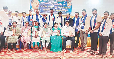 ಯಳಂದೂರು ಪಟ್ಟಣದ ಡಾ.ಬಿ.ಆರ್.ಅಂಬೇಡ್ಕರ್ ಭವನದಲ್ಲಿ ಭಾನುವಾರ ಆಯೋಜಿಸಿದ್ದ ಡಾ.ಬಿ.ಆರ್.ಅಂಬೇಡ್ಕರ್ ಜಯಂತಿ ಕಾರ್ಯಕ್ರಮದಲ್ಲಿ ಎಸ್‌ಎಸ್‌ಎಲ್‌ಸಿ ಹಾಗೂ ಪಿಯುಸಿ ಪರೀಕ್ಷೆಯಲ್ಲಿ ಅತಿ ಹೆಚ್ಚು ಅಂಕಗಳಿಸಿದ ವಿದ್ಯಾರ್ಥಿಗಳನ್ನು ಸನ್ಮಾನಿಸಲಾಯಿತು. ಡಿ.ಚಂದ್ರಶೇಖರ್, ಬಿ.ಸಿದ್ದರಾಜು, ಎ.ಆರ್.ಬಾಲರಾಜು, ಎಚ್.ವಿ.ಚಂದ್ರು, ಬಿ.ರಾಚಯ್ಯ, ಅಗರ ಲಿಂಗರಾಜು ಇತರರಿದ್ದರು.