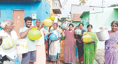 ಯಳಂದೂರು ಪಟ್ಟಣದ ಕೆ.ಕೆ.ರಸ್ತೆಯಲ್ಲಿ ಕುಡಿಯುವ ನೀರಿಗೆ ಆಗಿರುವ ತೊಂದರೆಯನ್ನು ಸರಿಪಡಿಸುವಂತೆ ಒತ್ತಾಯಿಸಿ ಇಲ್ಲಿನ ವಾಸಿಗಳು ಖಾಲಿ ಕೊಡಗಳನ್ನು ಪ್ರದರ್ಶಿಸಿ ಪ್ರತಿಭಟಿಸಿದರು. 