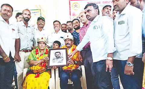 ಯಳಂದೂರು ತಾಲೂಕಿನ ಕೃಷಿ ಇಲಾಖೆ ಕಚೇರಿಯಲ್ಲಿ ಕೃಷಿ ತಾಂತ್ರಿಕ ಅಧಿಕಾರಿ ಎ.ವೆಂಕಟರಂಗಶೆಟ್ಟಿ ಅವರನ್ನು ಸನ್ಮಾನಿಸಿ ಬೀಳ್ಕೊಡಲಾಯಿತು. ಸಹಾಯಕ ಕೃಷಿ ನಿರ್ದೇಶಕ ಅಮೃತೇಶ್ವರ,  ಕೃಷಿಕ ಸಮಾಜದ ಅಧ್ಯಕ್ಷ ಗೌಡಹಳ್ಳಿ ರವಿ, ಸರ್ಕಾರಿ ನೌಕರರ ಸಂಘದ ತಾಲೂಕು ಅಧ್ಯಕ್ಷ ಅಮ್ಮನಪುರ ಮಹೇಶ್ ಇತರರು ಇದ್ದರು. 