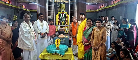 ಹಗರಿಬೊಮ್ಮನಹಳ್ಳಿ ಶ್ರೀ ರಾಘವೇಂದ್ರಸ್ವಾಮಿ ಮಠದಲ್ಲಿ ಸೋಮವಾರ ಉತ್ತರಾರಾಧನೆ ಜರುಗಿತು. ಮಠದ ಟ್ರಸ್ಟ್‌ನ ಮಂಜುನಾಥ ಶೆಟ್ರು, ಪುರಸಭೆ ಮಾಜಿ ಅಧ್ಯಕ್ಷ ಎಂ.ಮರಿರಾಮಪ್ಪ ಇತರರಿದ್ದರು.