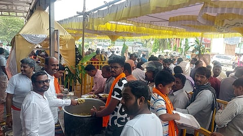 ಶ್ರೀ ಡಾ. ಶಿವಕುಮಾರ ಸ್ವಾಮೀಜಿಗಳ 119ನೇ ಜಯಂತಿ ಅಂಗವಾಗಿ ಪಿರಿಯಾಪಟ್ಟಣದಲ್ಲಿ ಅನ್ನ ಸಂತರ್ಪಣೆ ನಡೆಸಲಾಯಿತು.