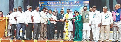 ಪಿರಿಯಾಪಟ್ಟಣದ ಡಿ.ದೇವರಾಜ ಅರಸು ಭವನದಲ್ಲಿ ವಿವಿಧ ಪ್ರಗತಿಪರ ಸಂಘಟನೆಗಳ ವತಿಯಿಂದ ಹಮ್ಮಿಕೊಂಡಿದ್ದ 208ನೇ ಕೋರೆಗಾಂವ್ ವಿಜಯೋತ್ಸವ ಕಾರ್ಯಕ್ರಮವನ್ನು ಗಣ್ಯರು ಉದ್ಘಾಟಿಸಿದರು. ಡಾ.ಶಿವಕುಮಾರ್, ಸಿ.ತಮ್ಮಣ್ಣಯ್ಯ, ಎಸ್.ರಾಮು ಐಲಾಪುರ, ಜಯಂತಿ, ಪ್ರಕಾಶ್, ಬಿ.ಶಿವಣ್ಣ, ಶೇಖರ್, ನವಿಲೂರು ಚನ್ನಪ್ಪ ಇದ್ದರು. 
