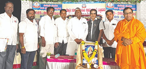 ಚಿತ್ತಾಪುರದ ಮಾತೋಶ್ರೀ ಕಿರಿಯ ಪ್ರಾಥಮಿಕ ಶಾಲೆಯಲ್ಲಿ ಹಮ್ಮಿಕೊಂಡಿದ್ದ 15ನೇ ವಾರ್ಷಿಕೋತ್ಸವದಲ್ಲಿ ಸರಸ್ವತಿ ದೇವಿ ಭಾವಚಿತ್ರಕ್ಕೆ ಪೂಜೆ ಸಲ್ಲಿಸಲಾಯಿತು. ಶ್ರೀ ಸೋಮಶೇಖರ ಶಿವಾಚಾರ್ಯ, ಭೀಮಣ್ಣ ಸಾಲಿ, ವಿಶ್ವನಾಥ ಕಾಶಿ, ರೇವಣಸಿದ್ದಪ್ಪ ರೋಣದ, ಜಗದೇವ ಕುಂಬಾರ ಇದ್ದರು.