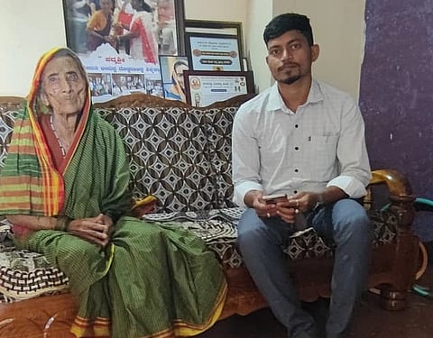ಕೊಪ್ಪಳ ತಾಲೂಕಿನ ಮೋರನಾಳ ಗ್ರಾಮದಲ್ಲಿ ಬುಧವಾರ ಪದ್ಮಶ್ರೀ ಪುರಸತ ಕಲಾವಿದೆ ಭೀಮವ್ವ ಶಿಳ್ಳಿಕ್ಯಾತರ್​ ಅವರಿಗೆ ಗಣತಿ ಮಾಹಿತಿ ನೀಡಿದ ಅಧಿಕಾರಿ. 