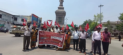 ಕಾರ್ಮಿಕ ಸಂಹಿತೆ ವಿರೋಧಿಸಿ ಸಿಐಟಿಯು ಪದಾಧಿಕಾರಿಗಳು ಬುಧವಾರ ಕೊಪ್ಪಳದಲ್ಲಿ ಪ್ರತಿಭಟನೆ ನಡೆಸಿದರು. ಪ್ರತಿಭಟನಕಾರರಾದ - ಹನುಮೇಶ ಕಲ್ಮಂಗಿ, ಅಮರೇಶ ಡಾಣಿ, ಕಂಠಿ ಬಸವರಾಜ, ಶರಣಪ್ಪ, ರವಿ ಜೋಶಿ, ರಾಮಕೃಷ್ಣ, ಕಾಸಿಂ ಸರ್ದಾರ್​ ಇದ್ದರು. 