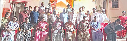 ಕಲಬುರಗಿಯ ಮಹಾಲಕ್ಷ್ಮೀ ಲೇಔಟ್​ನಲ್ಲಿರುವ ಮಹಾದೇವ ಮಂದಿರ ನಿರ್ವಹಣೆಗೆ ಹೊಸ ಸಮಿತಿ ರಚಿಸಲಾಯಿತು. ರಾಜು ಲೇಂಗಟಿ, ಬಸವರಾಜ ಯಾಲಕ್ಕಿ, ಎಸ್​.ವೈ.ಪಾಟೀಲ್​, ಸಿದ್ದಣ್ಣ ಅರಳಿ ಇತರರಿದ್ದರು.