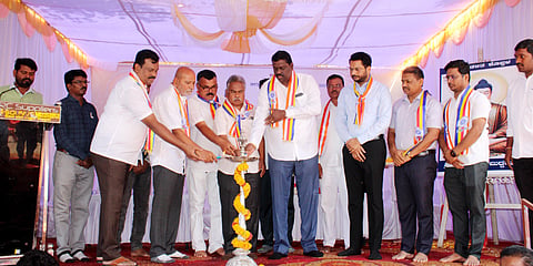 ಕೊಪ್ಪಳದಲ್ಲಿ ಶುಕ್ರವಾರ ಹಮ್ಮಿಕೊಂಡಿದ್ದ ಭಗವಾನ್​ ಬುದ್ಧ ಜಯಂತಿಯನ್ನು ಶಾಸಕ ರಾವೇಂದ್ರ ಹಿಟ್ನಾಳ ಉದ್ಘಾಟಿಸಿದರು. ಮಾಜಿ ಸಂಸದ ಸಂಗಣ್ಣ ಕರಡಿ, ನಿವೃತ್ತ ಉಪ ಅಧೀಕ್ಷಕ ಗಿರೀಶ ಕಾಂಬ್ಳೆ, ನಗರಾಭಿವೃದ್ಧಿ ಪ್ರಾಧಿಕಾರದ ಅಧ್ಯಕ್ಷ ಪ್ರಸನ್ನ ಗಡಾದ, ಎಡಿಸಿ ಸಿದ್ರಾಮೇಶ್ವರ, ಎಸಿ ಕ್ಯಾ.ಮಹೇಶ ಮಾಲಗಿತ್ತಿ ಇದ್ದರು. 