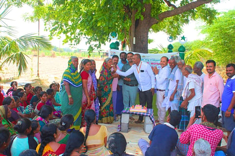 ಕೊಪ್ಪಳ ತಾಲೂಕಿನ ಹಣವಾಳದಲ್ಲಿ ಕಾರ್ಮಿಕರು ಕೆಲಸ ಮಾಡುತ್ತಿದ್ದ ಸ್ಥಳದಲ್ಲಿ ಕಾರ್ಮಿಕರ ದಿನಾಚರಣೆ ಮಾಡಿ, ಕಾರ್ಮಿಕರಿಗೆ ಕೇಕ್​ ತಿನ್ನಿಸಲಾಯಿತು. ಹಲಗೇರಿ ಗ್ರಾಂಪಂ ಪಿಡಿಒ ಸಂಗಮೇಶ ತೇರಿನ, ಗ್ರಾಂಪಂ ಡಿಇಒಗಳಾದ ಮಾಲತೇಶ, ಪಂಚಾಕ್ಷರಿ, ಜಿಪಂ ಐಇಸಿ ಸಂಯೋಜಕ ಶ್ರೀನಿವಾಸ ಚಿತ್ರಗಾರ, ತಾಪಂ ಐಇಸಿ ಸಂಯೋಜಕ ದೇವರಾಜ ಪತ್ತಾರ ಇದ್ದರು.