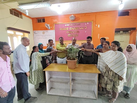 ಕೊಪ್ಪಳದಲ್ಲಿ ಹಿರಿಯರ ಕೇಂದ್ರಗಳ ಪ್ರೇರಕರಿಗೆ ಆಯೋಜಿಸಿದ ಒಂದು ದಿನದ ಕಾರ್ಯಾಗಾರವನ್ನು ತಾಪಂ ಇಒ ಉದ್ಘಾಟನೆ ಮಾಡಿದರು. ಜಿಲ್ಲಾ ಅಂಗವಿಕಲರ ಕಲ್ಯಾಣ ಅಧಿಕಾರಿ ವೆಂಕಟೇಶ್​ ದೇಶಪಾಂಡೆ, ಹಿರಿಯ ಸಂಯೋಜಕ ಮರೆಯಪ್ಪ, ಸಂಯೋಜಕ ಸಿದ್ದಲಿಂಗರೆಡ್ಡಿ, ಎಸ್​. ಮಂಜಪ್ಪ ಇದ್ದರು.