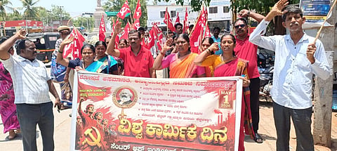 ಕೊಪ್ಪಳ ತಾಲೂಕು ಸೆಂಟರ್​ ಆಫ್​ ಇಂಡಿಯನ್​ ಟ್ರೇಡ್​ ಯೂನಿಯನ್ಸ್​ ಸಮಿತಿಯಿಂದ ಗುರುವಾರ ನಗರದ ಅಶೋಕ ವೃತ್ತದಿಂದ ಕಿನ್ನಾಳ ರಸ್ತೆಯಲ್ಲಿರುವ ನೌಕರರ ಭವನದವರೆಗೆ ಮೆರವಣಿಗೆ ನಡೆಸಲಾಯಿತು. ಸಿಐಟಿಯು ಜಿಲ್ಲಾ ಅಧ್ಯಕ್ಷ ಹನುಮೇಶ ಕಲ್ಮಂಗಿ, ಅನ್ನಪೂರ್ಣಮ್ಮ ಬೃಹನ್ಮಠವ, ಬಿಸಿಯೂಟ ಸಂಘದ ಶಂಕ್ರಮ್ಮ ಕಿನ್ನಾಳ, ಅಮರೇಶ ಡಾಣಿ, ಕೊಟ್ರೇಶ್​ ಕೊಪ್ಪಳ, ಸುಂಕಪ್ಪ ಗದಗ ಇದ್ದರು.