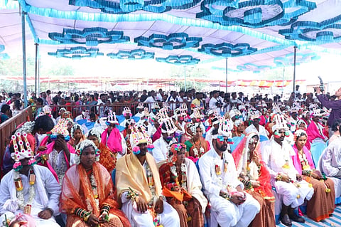 ಕೊಪ್ಪಳ ತಾಲೂಕಿನ ಗುಳದಳ್ಳಿಯಲ್ಲಿ ಅಂಬೇಡ್ಕರ್​ ಜಯಂತಿ ಅಂಗವಾಗಿ 81 ಜೋಡಿಗಳಿಗೆ ಸಂವಿಧಾನ ಪೀಠಿಕೆ ಪಠಿಸುವ ಮೂಲಕ ಮಾಂಗಲ್ಯ ಧಾರಣೆ ಮಾಡಿಸಲಾಯಿತು.