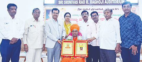 ಕಲಬುರಗಿಯಲ್ಲಿ ಸಿದ್ಧಲಿಂಗೇಶ್ವರ ಬುಕ್​ ಡಿಪೋ ಮತ್ತು ಪ್ರಕಾಶನ ಸಂಸ್ಥೆಯಿಂದ ಶುಕ್ರವಾರ ಆಯೋಜಿಸಿದ್ದ ಸಮಾರಂಭದಲ್ಲಿ  ಹುಲಸೂರಿನ ಶ್ರೀ ಶಿವಾನಂದ ಸ್ವಾಮಿಗಳಿಗೆ ಬಸವ ಸಿರಿ ಪ್ರಶಸ್ತಿ ನೀಡಿ ಗೌರವಿಸಲಾಯಿತು. ಬಸವರಾಜ ಕೊನೆಕ್​, ಡಾ.ಕಾವ್ಯಶ್ರೀ ಮಹಾಗಾಂವಕರ್​, ಡಾ.ಗವಿಸಿದ್ದಪ್ಪ ಪಾಟೀಲ್​, ಸಿದ್ದಲಿಂಗ ಕೊನೇಕ್​, ಪ್ರೊ.ಶಿವರಾಜ್​ ಪಾಟೀಲ್​ ಇತರರಿದ್ದರು.