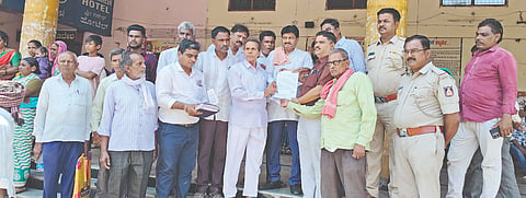 ಬಸ್​ ನಿಲ್ದಾಣಕ್ಕೆ ಮೂಲಸೌಕರ್ಯ ಕಲ್ಪಿಸಬೇಕು, ತಹಸಿಲ್​ ಕಚೇರಿ ಸ್ಥಳಾಂತರಿಸಬೇಕು ಎಂಬುದು ಸೇರಿ ವಿವಿಧ ಬೇಡಿಕೆ ಈಡೇರಿಕೆಗೆ ಆಗ್ರಹಿಸಿ ಕಮಲಾಪುರದ ತಹಸಿಲ್​ ಕಚೇರಿ ಎದುರು ಪ್ರತಿಭಟನೆ ನಡೆಸಿ ಗ್ರೇಡ್​ 2 ತಹಸೀಲ್ದಾರ್​ಗೆ ಮನವಿಪತ್ರ ಸಲ್ಲಿಸಲಾಯಿತು. ಅಮೃತ ಗೌರೆ, ಸಂತೋಷ ರಾಂಪೂರೆ, ಸಂಜುಕುಮಾರ ಕುಂಬಾರ, ರಶೀದ್​ ಬಾಬಾ, ಭೀಮಾ ಇತರರಿದ್ದರು.