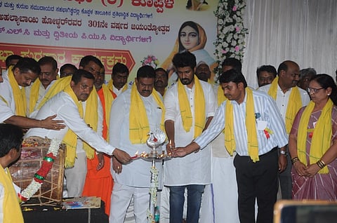 ಕೊಪ್ಪಳದ ಕಾಳಿದಾಸ ಶಿಕ್ಷಣ ಸಂಸ್ಥೆಯಲ್ಲಿ ನೆಡೆದ ಹಾಲುಮತ ಮಹಾಸಭಾದಿಂದ ನೆಡೆದ ಅಹಲ್ಯಾಬಾಯಿ ಹೋಳ್ಕರ್​ ಜಯಂತ್ಯುತ್ಸವ ಹಾಗೂ ವಿದ್ಯಾರ್ಥಿಗಳ ಪ್ರತಿಭಾ ಪುರಸ್ಕಾರ ಕಾರ್ಯಕ್ರಮವನ್ನು ಕುಷ್ಟಗಿ ಶಾಸಕ ದೊಡ್ಡನಗೌಡ ಪಾಟೀಲ ಉದ್ಘಾಟಿಸಿದರು. ಶ್ರೀ ಶಿವಸಿದ್ದೇಶ್ವರ ಮಹಾಸ್ವಾಮಿ, ದಾವಣಗೆರೆ ಐಎಎಸ್​ ಇನ್ಸೈಟ್​ ಕೋಚಿಂಗ್​ ಸಂಸ್ಥೆ ಸಂಸ್ಥಾಪಕ ಜಿ.ಬಿ ವಿನಯ್​ ಕುಮಾರ, ರುದ್ರಣ್ಣ ಗುಳಗುಳಿ, ಹನುಮಂತ ಕೌದಿ, ತಾಪಂ ಇಒ ದುಂಡಪ್ಪ ತುರಾದಿ ಇದ್ದರು.