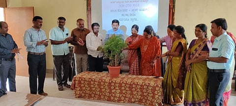 ಜಿಲ್ಲೆಯ ಕುಕನೂರು ತಾಲೂಕಿನ ಇಟಗಿಯ ಪಿಎಂಶ್ರೀ ಆದರ್ಶ್​ ವಿದ್ಯಾಲಯದಲ್ಲಿ ಶಾಲಾರಂಭದ ಹಿನ್ನಲೆಯಲ್ಲಿ ಪಾಲಕರು&ಶಿಕ್ಷಕರ ಮಹಾಸಭೆಯನ್ನು ಎಸ್​ಡಿಎಂಸಿ ಉಪಾಧ್ಯೆ ವೀಣಾ ದಳವಾಯಿ ಸಭೆ ಉದ್ಘಾಟಿಸಿದರು. ಮುಖ್ಯ ಶಿಕ್ಷಕ ರಾಮರಡ್ಡೆಪ, ಶಿಕ್ಷಕರಾದ ಜಗದೀಶ,  ರೋಹಿಣಿ, ವಿರೂಪಾಕ್ಷಪ್ಪ ಮ್ಯಾಳಿ, ನಾಗರಾಜ ಸುನಗ್​ ಇದ್ದರು.