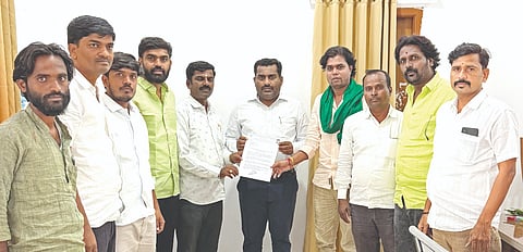 ವಿಂಡ್​ ಪವರ್​ ಕಂಪನಿಯಿಂದ ರೈತರಿಗೆ ಆಗುತ್ತಿರುವ ಅನ್ಯಾಯ ಸರಿಪಡಿಸಬೇಕು ಎಂದು ಒತ್ತಾಯಿಸಿ ಆಳಂದನಲ್ಲಿ ತಹಸೀಲ್ದಾರ್​ ಅಣ್ಣಾರಾಯ ಪಾಟೀಲ್​ ಅವರಿಗೆ ಮನವಿಪತ್ರ ಸಲ್ಲಿಸಲಾಯಿತು. ಸಿದ್ದು ಹಿರೋಳ್ಳಿ, ಅಜಿತ್​ ಕುಲಕರ್ಣಿ, ಈರಣ್ಣ ಹತ್ತರಕಿ ಇತರರಿದ್ದರು.
