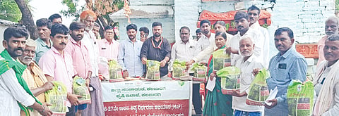 ಚಿಂಚೋಳಿ ತಾಲೂಕಿನ ಗೌಡನಹಳ್ಳಿಯಲ್ಲಿ ಆತ್ಮನಿರ್ಭರ ಭಾರತ ಯೋಜನೆಯಡಿ ರೈತರಿಗೆ ಉಚಿತವಾಗಿ ಬಿತ್ತನೆ ಬೀಜ ವಿತರಿಸಲಾಯಿತು. ವಿಜಯಕುಮಾರ ಹುಳಗೇರಿ, ಶ್ರೀನಿವಾಸ ಘಾಲಿ, ಗೋಪಾಲ ಎಂ.ಪಿ., ಪರಮೇಶ್ವರ ಚಿಕ್ಕಣ್ಣ, ಇಂದುಶೇಖರ ಕುರಾ, ಸತೀಶ ದುಕಾನದಾರ, ಜಗನ್ನಾಥ ತಾಂಡೂರ ಇತರರಿದ್ದರು.