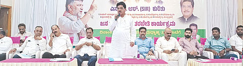 ಚಿಂಚೋಳಿಯಲ್ಲಿ ಹಮ್ಮಿಕೊಂಡಿದ್ದ ಎಸ್​ಐಆರ್​ ಜನಜಾಗೃತಿ ಹಾಗೂ ತರಬೇತಿ ಕಾರ್ಯಕ್ರಮದಲ್ಲಿ ಕೆಪಿಸಿಸಿ ಉಪಾಧ್ಯ ಸುಭಾಷ ರಾಠೋಡ್​ ಮಾತನಾಡಿದರು. ಅನೀಲಕುಮಾರ ಜಮಾದಾರ, ನರಸಿಂಹಲು ಕುಂಬಾರ, ಬಸವರಾಜ ಮಾಲಿ, ಮಲ್ಲಿಕಾರ್ಜುನ ಬುಶೆಟ್ಟಿ, ಪ್ರವಿಣ ತೇಗಲತಿಪ್ಪಿ, ಆನಂದ ಟೈಗರ್​ ಇದ್ದರು.
