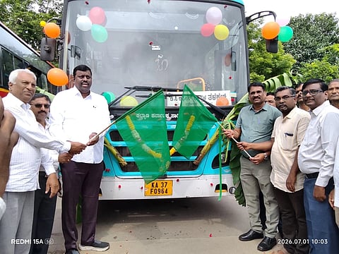 ಕೊಪ್ಪಳ-ತಳಕಲ್​ ನಗರ ಸಾರಿಗೆ ಬಸ್​ಗೆ ಬುಧವಾರ ಕೊಪ್ಪಳದಲ್ಲಿ ಶಾಸಕ ರಾವೇಂದ್ರ ಹಿಟ್ನಾಳ ಚಾಲನೆ ನೀಡಿದರು. ಗ್ಯಾರಂಟಿ ಯೋಜನೆಗಳ ಅನುಷ್ಠಾನ ಪ್ರಾಧಿಕಾರ ಜಿಲ್ಲಾ ಉಪಾಧ್ಯಕ್ಷ ಮಂಜುನಾಥ ಗೊಂಡಬಾಳ, ಕೆಕೆಆರ್​ಟಿಸಿ ವಿಭಾಗೀಯ ನಿಯಂತ್ರಣಾಧಿಕಾರಿ ಜಿ. ಶೀನಯ್ಯ ಇದ್ದರು. 