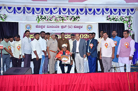 ಕೊಪ್ಪಳದಲ್ಲಿ ಬುಧವಾರ ಹಮ್ಮಿಕೊಂಡಿದ್ದ ಪತ್ರಿಕಾ ದಿನಾಚರಣೆಯಲ್ಲಿ ಪತ್ರಕರ್ತ ಆನಂದ ಬೈದನಮನೆ ಅವರನ್ನು ಸನ್ಮಾನಿಸಲಾಯಿತು. ಪತ್ರಕರ್ತರಾದ ಹೊನಕೆರೆ ನಂಜುಂಡೇಗೌಡ, ದೇವು ನಾಗನೂರು, ಡಿಸಿ ಡಾ.ಸುರೇಶ ಬಿ. ಇಟ್ನಾಳ, ಎಸ್ಪಿ ಡಾ.ರಾಮ್​ ಎಲ್​.ಅರಸಿದ್ದಿ, ವಾರ್ತಾಧಿಕಾರಿ ಗವಿಸಿದ್ದಪ್ಪ ಹೊಸಮನಿ ಇದ್ದರು. 