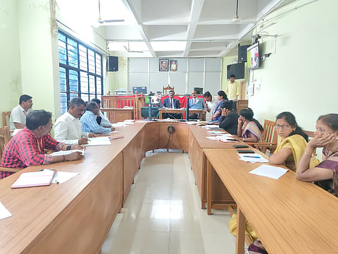 ಕೊಪ್ಪಳದಲ್ಲಿ ಮಂಗಳವಾರ ಕಾನೂನು ಅರಿವು ಮೂಡಿಸುವ ಸಂಬಂಧ ನ್ಯಾಯಾಧೀಶ ಮಲ್ಕಾರಿ ರಾಮಪ್ಪ ಒಡೆಯರ್​ ಅಧ್ಯಕ್ಷತೆಯಲ್ಲಿ ಅಧಿಕಾರಿಗಳ ಸಭೆ ನಡೆಯಿತು.  ನ್ಯಾಯಾಧೀಶ ಮಹಾಂತೇಶ ದರಗದ, ಎಸಿ ಮಹಿಬೂಬ್​ ಜೀಲಾನಿ, ಜಿಪಂ ಉಪಕಾರ್ಯದರ್ಶಿಗಳಾದ ಟಿ.ಕೃಷ್ಣಮೂರ್ತಿ, ಎಎಸ್ಪಿ ಹೇಮಂತ್​ ಕುಮಾರ್​, ಜಿಲ್ಲಾ ಮಕ್ಕಳ ರಕ್ಷಣಾಧಿಕಾರಿ ಸಿಂಧು ಅಂಗಡಿ ಇದ್ದರು. 