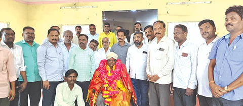 ಅಫಜಲಪುರ ಪುರಸಭೆ ಸಭಾಭವನದಲ್ಲಿ ಶುಕ್ರವಾರ ಹಮ್ಮಿಕೊಂಡಿದ್ದ ಸಮಾರಂಭದಲ್ಲಿ ಸೇವಾ ನಿವೃತ್ತಿ ಹೊಂದಿದ ಅಶೋಕ ಬಿಲಗುಂದಿ ಅವರನ್ನು ಸನ್ಮಾನಿಸಲಾಯಿತು. ಸಿದ್ದರಾಮ ಗಣಾಚಾರಿ, ಮಲ್ಲಯ್ಯ ಹೊಸಮಠ, ರಾಜುಗೌಡ ಪಾಟೀಲ್​, ಫಕ್ರುದ್ದಿನ್​ ಸಾಬ್​ ಇತರರಿದ್ದರು