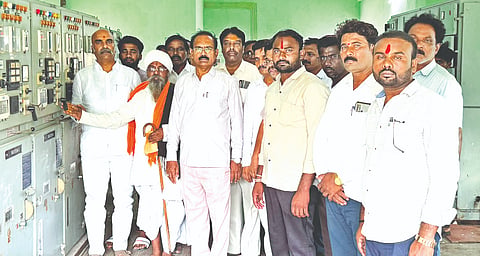 ಅಫಜಲಪುರ ತಾಲೂಕಿನ ಬಳ್ಳುಂಡಗಿ ಬಳಿ ಜಾಕವೆಲ್​ ಮೂಲಕ ಕಾಲುವೆಗಳಿಗೆ ನೀರೆತ್ತುವ ಮೋಟಾರ್​ಗಳಿಗೆ ಕೆಕೆಆರ್​ಟಿಸಿ ಅಧ್ಯ ಅರುಣಕುಮಾರ ಪಾಟೀಲ್​ ಚಾಲನೆ ನೀಡಿದರು. ಪ್ರಕಾಶ ಜಮಾದಾರ, ಮಂಜುನಾಥ ಅಂಜುಟಗಿ, ಚಂದ್ರಶೇಖರ ಕರಜಗಿ, ಶಿವಾನಂದ ಗಾಡಿಸಾಹುಕಾರ ಇದ್ದರು.
