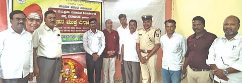 ಚಿಂಚೋಳಿಯಲ್ಲಿ ಹಮ್ಮಿಕೊಂಡಿದ್ದ ವ್ಯಸನಮುಕ್ತ ದಿನ ಕಾರ್ಯಕ್ರಮದಲ್ಲಿ ತಹಸೀಲ್ದಾರ್​ ಸುಬ್ಬಣ್ಣ ಜಮಖಂಡಿ, ಪ್ರಮುಖರಾದ ಹಸನ್​ಸಾಬ್​, ನಾಗಶೆಟ್ಟಿ ಭದ್ರಶೆಟ್ಟಿ, ಅಶೋಕ ಹೂವಿನಬಾವಿ, ಮಲ್ಲಿಕಾರ್ಜುನ ಪಾಲಾಮೂರ ಇದ್ದರು.