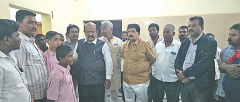 ಕರಜಗಿ ಮುರಾರ್ಜಿ ದೇಸಾಯಿ ವಸತಿಶಾಲೆಗೆ ಮಾಜಿ ಸಂಸದ ಡಾ.ಉಮೇಶ ಜಾಧವ್​ ಭೇಟಿ ನೀಡಿ ವಿದ್ಯಾರ್ಥಿಗಳ ಸಮಸ್ಯೆ ಆಲಿಸಿದರು. ರಾಜಶೇಖರ ಜಿಡ್ಡಗಿ, ಕಾಂತು ಉಪ್ಪಿನ್​, ವಿನೋದ ಚವ್ಹಾಣ್​ ಯಾಗಾಪುರ ಇತರರಿದ್ದರು.