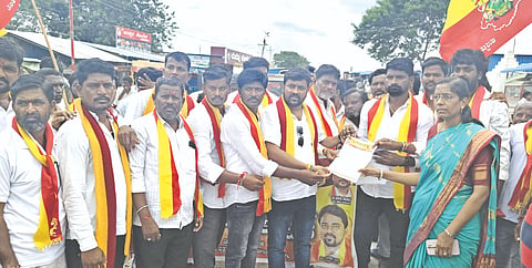 ವಡಗೇರಾ ತಾಲೂಕು ಬರಪೀಡಿತ ಘೋಷಣೆ ಮಾಡಬೇಕೆಂದು ಆಗ್ರಹಿಸಿ ನಮ್ಮ ಕರ್ನಾಟಕ ಸೇನೆ ಕಾರ್ಯಕರ್ತರು ಮುಖ್ಯಮಂತ್ರಿಗೆ ಬರೆದ ಮನವಿಪತ್ರವನ್ನು ತಹಸೀಲ್ದಾರ್‌ಗೆ ಸಲ್ಲಿಸಿದರು. ಜಿಲ್ಲಾಧ್ಯಕ್ಷ ವಿಶ್ವಾರಾಧ್ಯ ದಿಮ್ಮೆ, ತಾಲೂಕು ಅಧ್ಯಕ್ಷ ಸತೀಶ್ ಜಡಿ, ರಾಜಸಿಂಗ ಮದರಕಲ್, ಶ್ರೀನಿವಾಸ ಮಡಿವಾಳ, ಶಿವರಾಜ್ ನಾಡಗೌಡ, ಮಲ್ಲು ಜಡಿ, ಬಸ್ಸು ಬುಸೇನಿ, ರಾಜು ಗುಂಡಗುರ್ತಿ, ತಿಮ್ಮಣ್ಣ ಕಡೇಚೂರು, ಸಾಬಣ್ಣ ಕಲ್ಲಪ್ಪನೋರ್, ಬಸವರಾಜ ಕೊದ್ದಡ್ಡಿ, ನಿಂಗಪ್ಪ ಕುರ್ಕಳ್ಳಿ, ಸಾಬರೆಡ್ಡಿ, ರಾಜು ಇತರರಿದ್ದರು.
