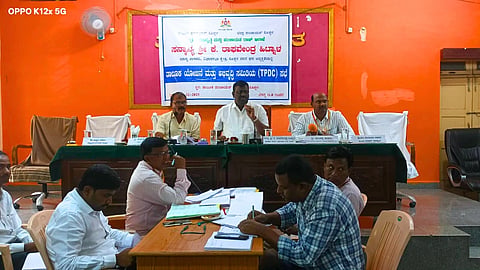 ಕೊಪ್ಪಳದಲ್ಲಿ ಸೋಮವಾರ ಶಾಸಕ ರಾವೇಂದ್ರ ಹಿಟ್ನಾಳ ಅಧ್ಯಕ್ಷತೆಯಲ್ಲಿ ತಾಲೂಕು ಯೋಜನೆ ಮತ್ತು ಅಭಿವೃದ್ಧಿ ಸಮಿತಿ ಸಭೆ ನಡೆಯಿತು. ತಾಪಂ ಇಒ ದುಂಡಪ್ಪ ತುರಾದಿ, ಪಿಎಲ್​ಡಿ ಬ್ಯಾಂಕ್​ ಅಧ್ಯಕ್ಷ ರಾಮಣ್ಣ ಕಲ್ಲನವರ, ಬಿಇಒ ಹನಮಂತಪ್ಪ, ತಾಪಂ ಸಹಾಯಕ ಲೆಕ್ಕಾಧಿಕಾರಿ ರವಿಕುಮಾರ, ತಾಲೂಕ ಯೋಜನಾಧಿಕಾರಿ ರಾಜೇಸಾಬ ನದಾಫ್​ ಇದ್ದರು. 