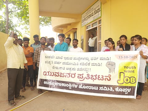 ಧಾರವಾಡದಲ್ಲಿ ಬಂಧಿಸಿದ ಪ್ರತಿಭಟನಕಾರರನ್ನು ಬಿಡುಗಡೆಗೊಳಿಸಲು ಒತ್ತಾಯಿಸಿ ಉದ್ಯೋಗಾಕಾಂಕ್ಷಿಗಳು ಸೋಮವಾರ ಕೊಪ್ಪಳದಲ್ಲಿ ಪ್ರತಿಭಟನೆ ನಡೆಸಿದರು. ಪ್ರತಿಭಟನಕಾರರಾದ ಅಣ್ಣಪ್ಪ, ಬಸವರಾಜ, ಆನಂದ, ದೇವೇಂದ್ರಗೌಡ. ಹನುಮೇಶ, ಶರಣು ಗಡ್ಡಿ, ಶಾರದಾ ಇದ್ದರು.